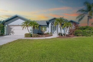 527 Rotonda Cir in Rotonda West, FL - Building Photo
