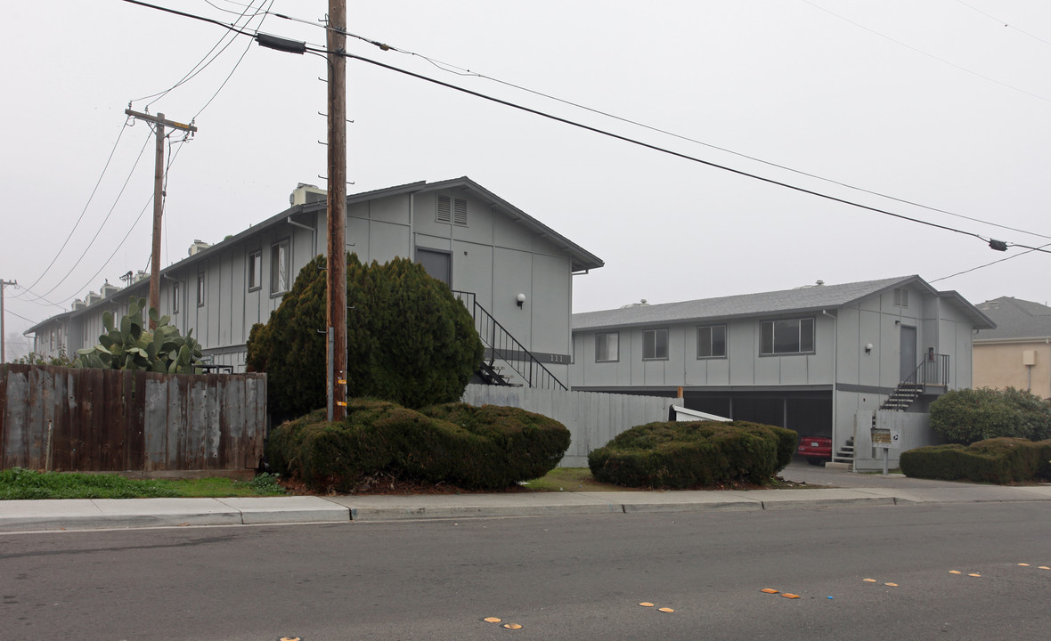 111 Clifford Ave in Turlock, CA - Foto de edificio
