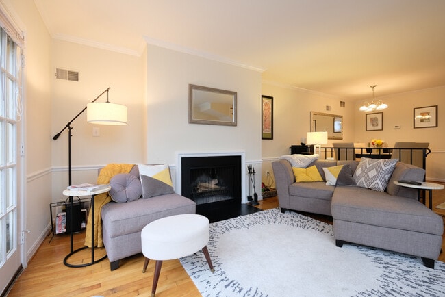 4450 MacArthur Blvd NW in Washington, DC - Building Photo - Building Photo