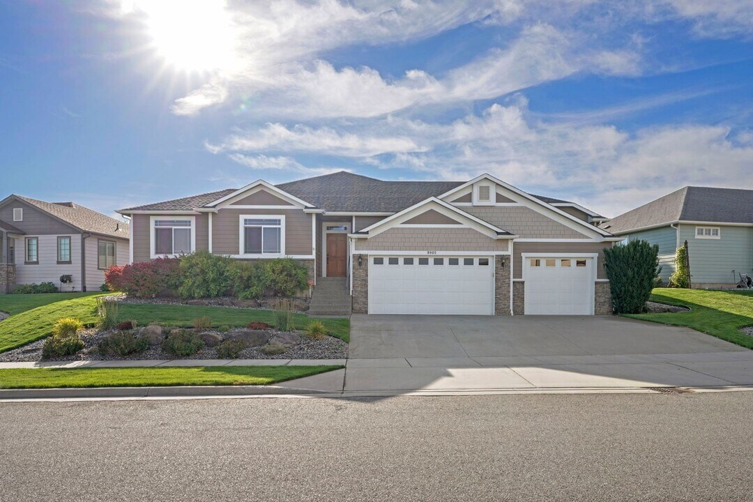 9905 W January Dr in Cheney, WA - Building Photo
