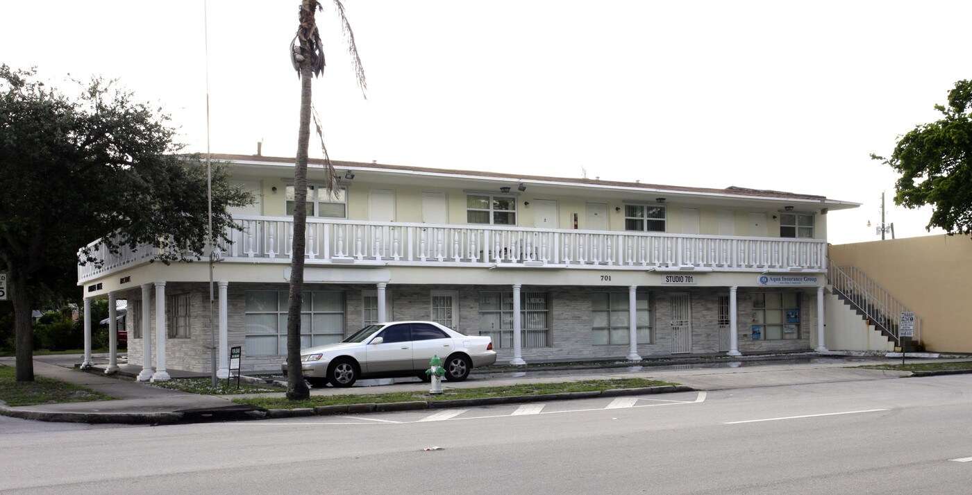 Hanover House Apartments in Hollywood, FL - Building Photo