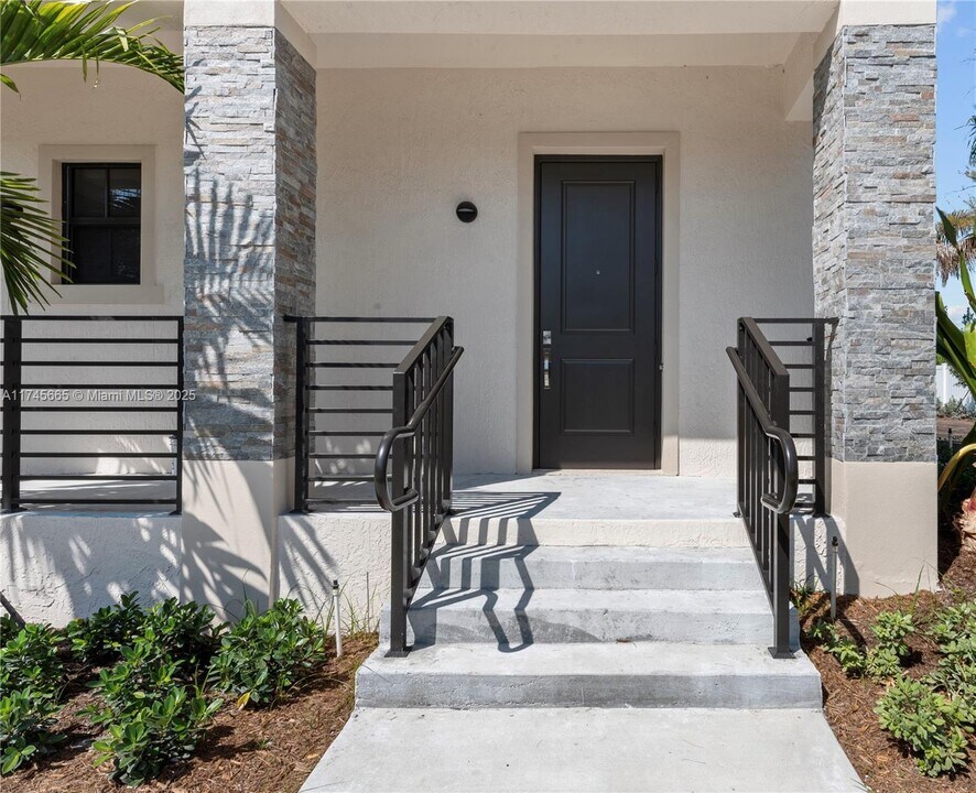 5745 SW 44th St-Unit -101 in Davie, FL - Building Photo