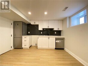 79 Sanford Ave S in Hamilton, ON - Building Photo - Building Photo
