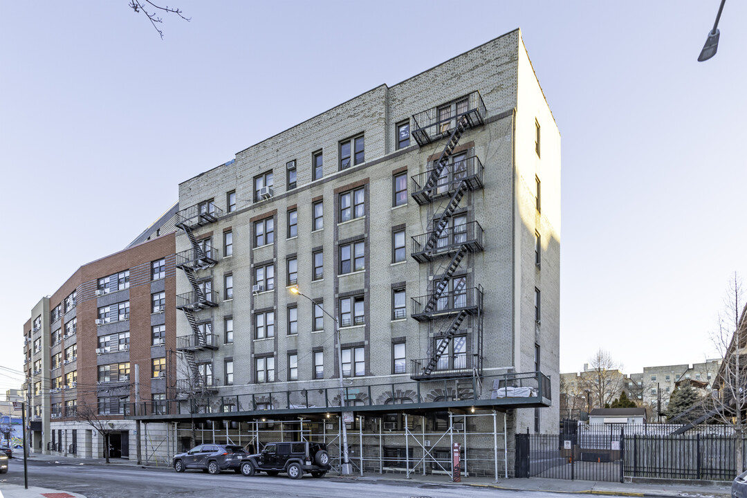 132 W 169th St in Bronx, NY - Building Photo