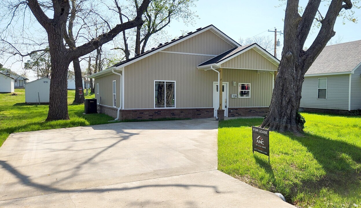 728 S Griffith Ave in Aurora, MO - Foto de edificio