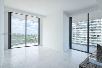 175 SE 25th Rd, Unit 1204 in Miami, FL - Foto de edificio - Building Photo
