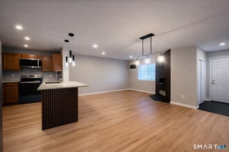 103 Willow Springs in New Milford, CT - Building Photo - Building Photo