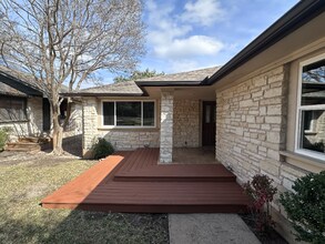 1109 Lohmans Crossing Rd in Lakeway, TX - Foto de edificio - Building Photo