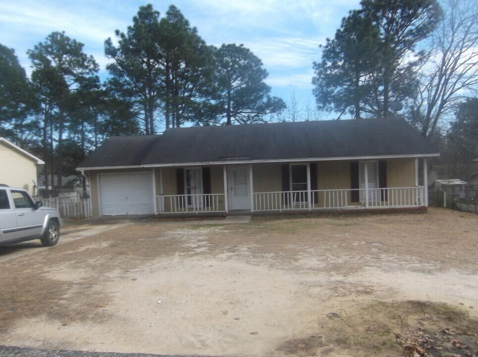 3344 Redfox Rd in Spring Lake, NC - Building Photo