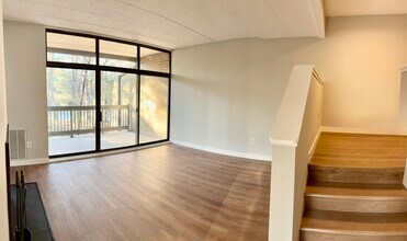 11557 Rolling Green Ct, Unit #200 in Reston, VA - Foto de edificio - Building Photo