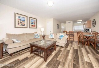 1664 Beach Blvd in Biloxi, MS - Building Photo - Building Photo