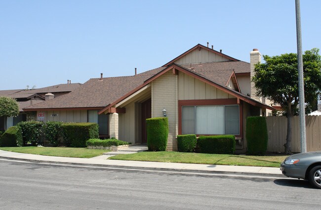 7271 Toulouse Dr in Huntington Beach, CA - Building Photo - Building Photo