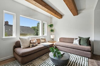 925 NE 23rd Ave-Unit -ID1309874P in Portland, OR - Building Photo - Building Photo