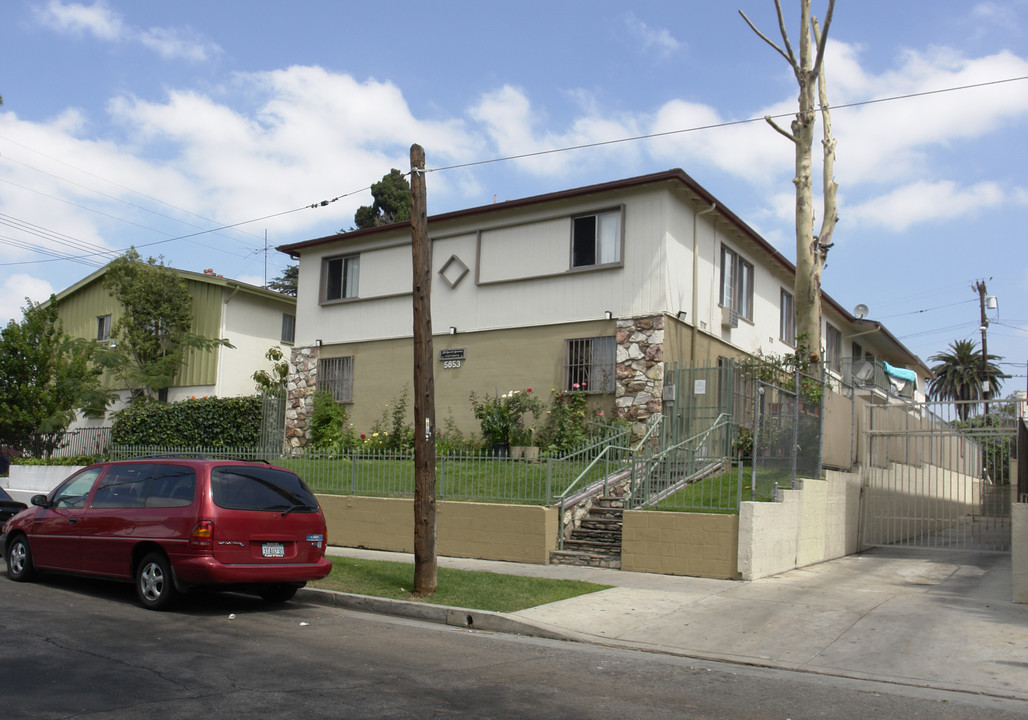 5853 Willoughby Ave in Los Angeles, CA - Building Photo