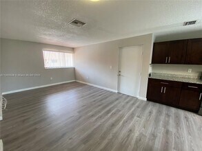 2710 W 60th Pl-Unit -205 in Hialeah, FL - Building Photo - Building Photo