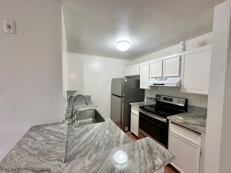 6191 Rancho Mission Rd in San Diego, CA - Building Photo
