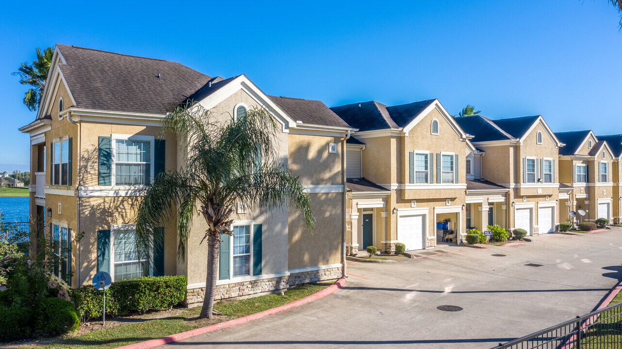 Lakeside Pointe Apartments & Townhomes in Pearland, TX - Building Photo