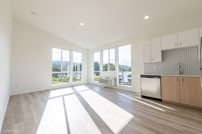 8770 N Willamette Blvd in Portland, OR - Foto de edificio - Building Photo