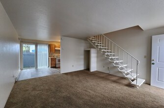 380 SW Tunison Ave, Unit 2 in Corvallis, OR - Foto de edificio - Building Photo