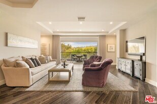 460 N Palm Dr in Beverly Hills, CA - Building Photo