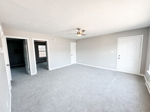 451 Frizzell Ave, Unit Apt A in Norfolk, VA - Foto de edificio - Building Photo