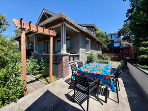 8202 41st Ave SW in Seattle, WA - Building Photo - Building Photo