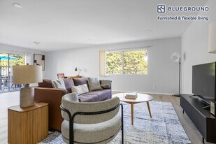 616 N Sweetzer Ave in Los Angeles, CA - Building Photo