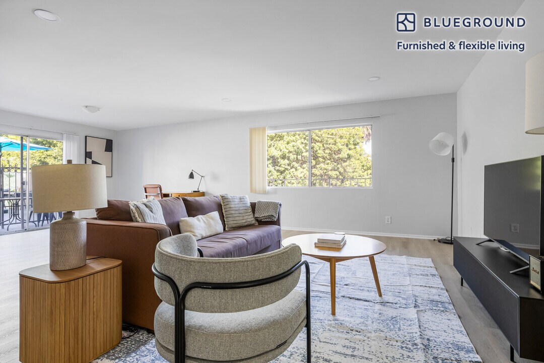 616 N Sweetzer Ave in Los Angeles, CA - Building Photo