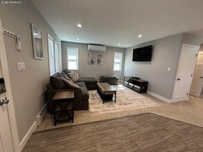 884 Beach St in Lindenhurst, NY - Building Photo - Building Photo