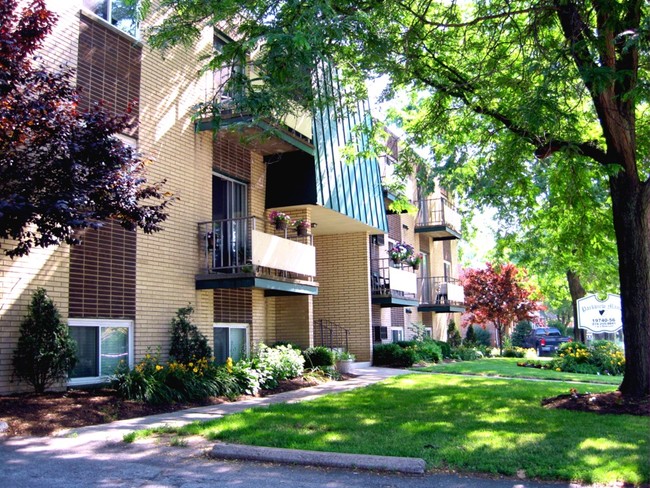 Parkview Manor in Fairview Park, OH - Foto de edificio - Building Photo