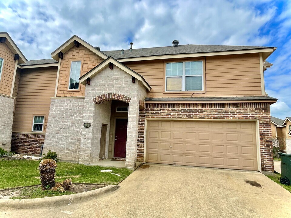 1812 W Villa Maria Rd in Bryan, TX - Building Photo