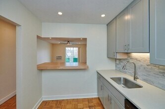 28 Pond St, Unit 23 in Boston, MA - Building Photo - Building Photo