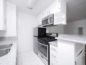 1215 Granville Ave in Los Angeles, CA - Foto de edificio - Interior Photo