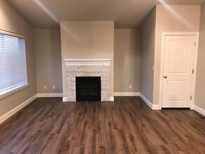 3393 W Antler Ave in Redmond, OR - Foto de edificio - Building Photo
