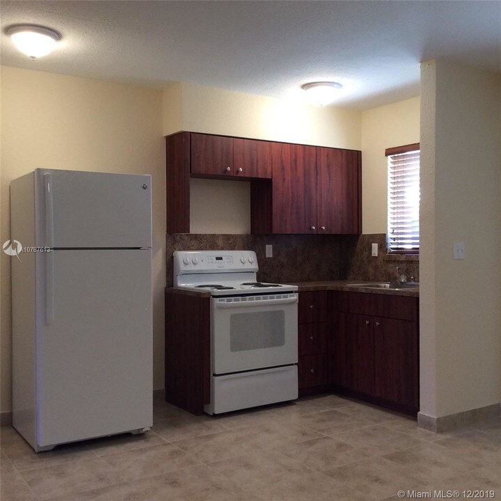 1324 NE 127th St-Unit -10 in North Miami, FL - Building Photo