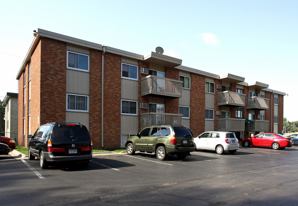 Parkview Apartments in Roseville, MN - Building Photo