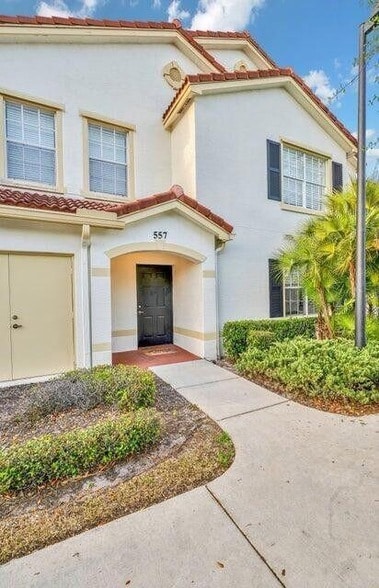 557 SE Prescott Pl in Stuart, FL - Foto de edificio - Building Photo