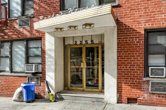 2255 Barker Ave in Bronx, NY - Foto de edificio - Building Photo