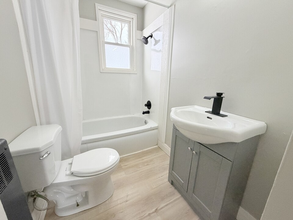 1742 Confederation Line in Sarnia, ON - Building Photo