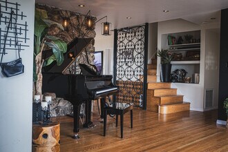 2050 Cyprean Dr in Los Angeles, CA - Foto de edificio - Building Photo