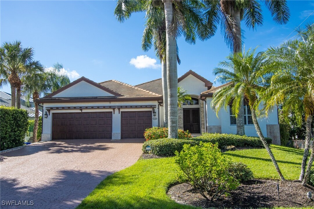 678 11th Ave S in Naples, FL - Building Photo