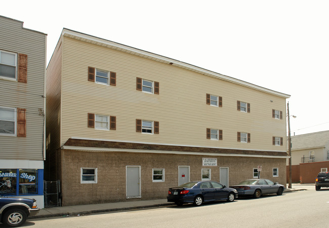 66 W Hollis St in Nashua, NH - Building Photo - Building Photo