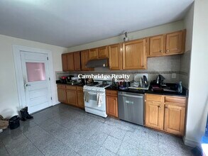 20 Thorpe St, Unit 2 in Somerville, MA - Building Photo - Building Photo