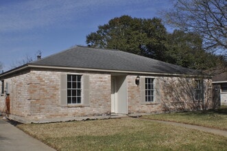 13726 Woodchester Dr in Sugar Land, TX - Foto de edificio - Building Photo