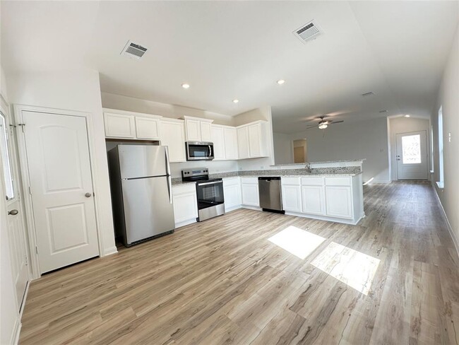 108 Paradise Cyn Dr in Jarrell, TX - Foto de edificio - Building Photo