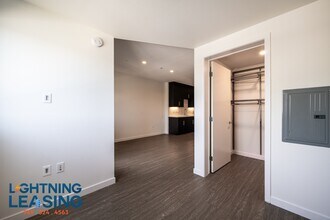 11406 Chandler Blvd in Los Angeles, CA - Building Photo - Building Photo