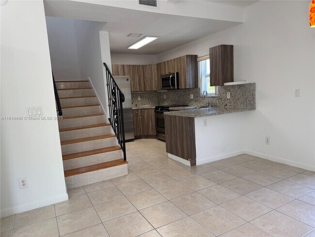 714 NE 4th Ct. in Hallandale Beach, FL - Building Photo - Building Photo