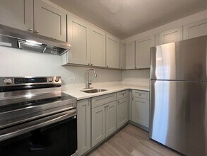 7327 N Rogers Ave in Chicago, IL - Building Photo - Building Photo