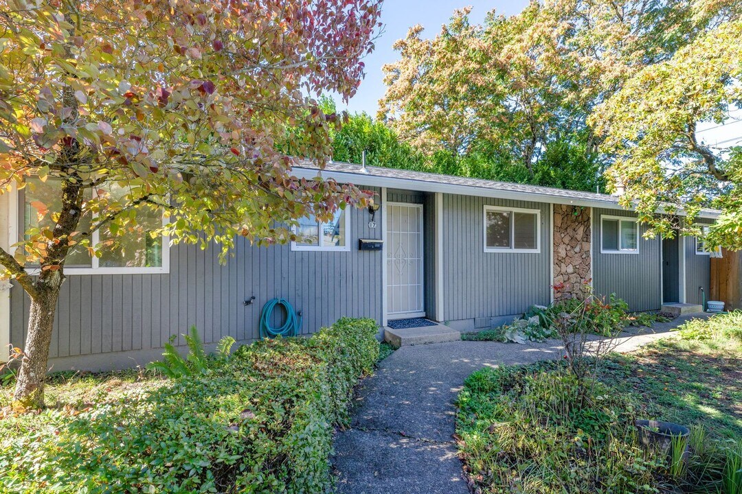 17 SE 62nd Ave in Portland, OR - Building Photo
