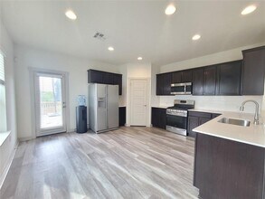7701 Lowenfield Dr in Austin, TX - Building Photo - Building Photo